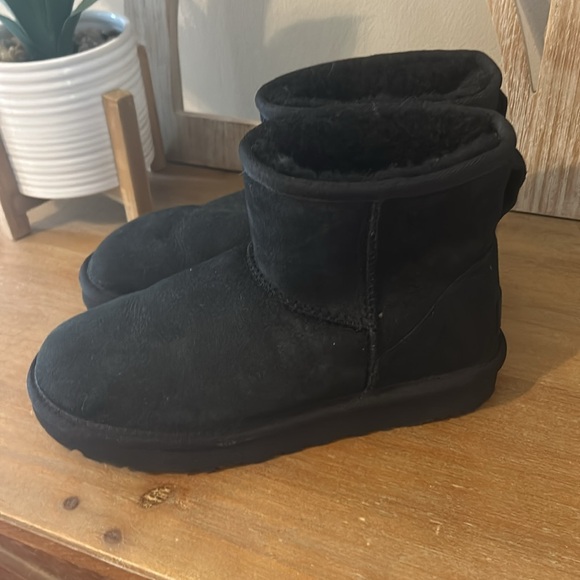 UGG Short Black Boots Size 6 Preowned - Picture 3 of 13